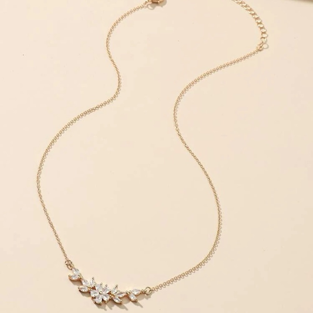 Gorgeous Zircon Flower Necklace - Picture 3 of 4